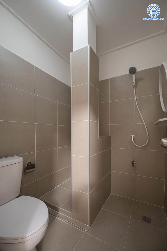 บ้านมือสองตกแต่งใหม่  โครงการ ธารา ราชพฤกษ์-ปิ่นเกล้า บ้านสวย พร้อมอยู่ เนื้อที่ 88.2 ตร.ว. ฟังก์ชัน 3 ห้องนอน 4 ห้องน้ำ 1 ห้องแม่บ้าน จอดรถได้ 2 คัน บนทำเลเชื่อมต่อถนนกาญจนาภิเษก ใกล้รถไฟฟ้าสายสีแดง "สถานีตลิ่งชัน" และจุดขึ้นทางด่วน "ศรีรัช" รายล้อมด้วยสิ่งอำนวยความสะดวกครบครัน